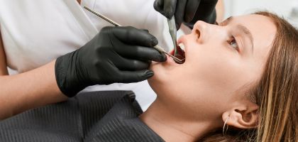 Czym jest stripping zębów? Kiedy się go wykonuje, czy stripping zębów boli