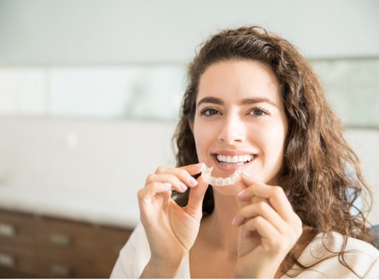 Leczenie Invisalign 1 Leczenie Invisalign, czyli niewidoczna rewolucja z USA, którą pokochały gwiazdy i pacjenci Vilamed