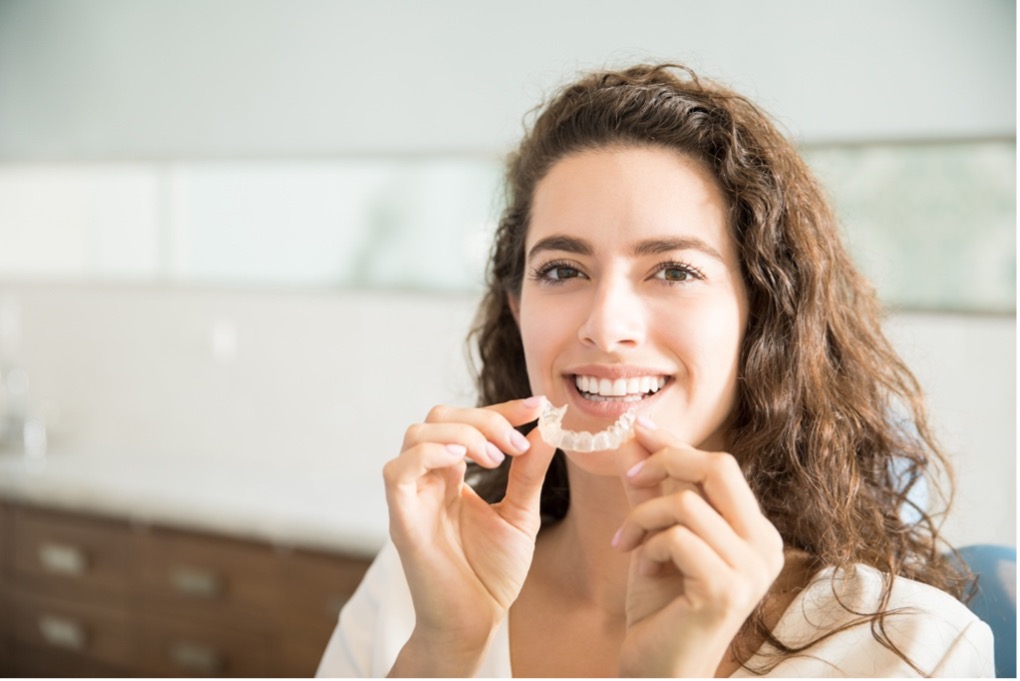 Leczenie Invisalign, czyli niewidoczna rewolucja z USA, którą pokochały gwiazdy i pacjenci Vilamed